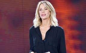 Martedì 3 marzo è andata in onda una nuova puntata anche le iene, dicevamo, come buona parte dei programmi televisivi italiani, sta andando in onda senza pubblico per adeguarsi alle indicazioni sul. Le Iene Alessia Marcuzzi Positiva Al Coronavirus All Ultimo Secondo Salta La Conduzione Libero Quotidiano