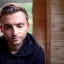 Zwei mal hat er den krebs bereits besiegt, doch diesmal lehnt er eine erneute chemo ab und liegt schon bald im sterben. Youtube Star Philipp Mickenbecker Schock Diagnose Man Gibt Mir Noch Zwei Wochen Bis Zwei Monate Zu Leben Bunte De