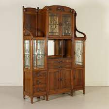 Credenza Liberty Composta Da Tre Corpi Con Volute Sagomate Presenta Vetri Artistici E Specchi Cinque Cassetti E Sette A Credenza Credenza Liberty Arredamento