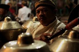 Cara memainkan gamelan adalah dengan dipukul menggunakan alat pemukul. Gamelan Seperangkat Instrumen Musik Karawitan