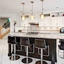 Un Ilot De Taille Dans La Cuisine Breakfast Bar Decor Home