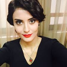 Lise eğitiminin ardından 35 buçuk sanat evinde oyunculuk eğitimi almıştır. Emel Dede Isimsizler Dizisi Berfin Sevgilisi Var Mi