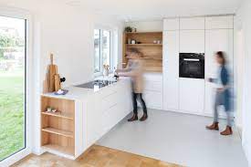 modernes wohnen massgefertigt schreiner deckenhoch design clean minimalistisch weiss moderne kuche einbaukuche kuche