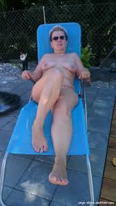 Auch wenn es das eigene grundstück ist? Nackt Im Garten Zeige Deine Sex Bilder