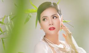 Việt Hoàn dạy con gái 8 tuổi gói bánh chưng