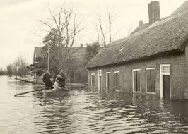 They fled to attics or slightly higher situated houses and churches in the village centers. Unieke Beelden Watersnoodramp Uit Het Hart Van De Alblasserwaard Dordrecht Ad Nl