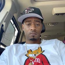 I am a single truck driver from USA 🇺🇸 I live alone