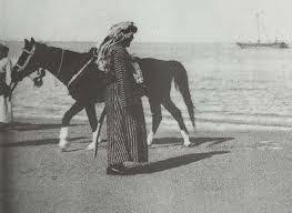A Picture Of Sheikh Mubarak Al Sabah Across From The Beach Awaits The Arrival Of Lord Karzun On November 20 1903 In 2020 Sabah Pictures Kuwait