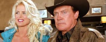 En route pour un plateau de tournage, colt seavers, cascadeur professionnel hollywoodien, aperçoit une luxueuse voiture noire renverser un jeune garçon. Ash Vs Evil Dead Saison 2 L Homme Qui Tombe A Pic Lee Majors Au Casting News Series Allocine