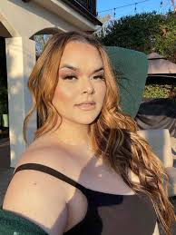 Jenicka Lopez celebra sus curvas y triunfa como modelo plus-size