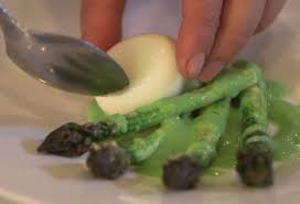 Asperges Violettes Gratinees œuf Mollet Par Alain Ducasse Recette Oeuf Mollet Recette Asperges Alain Ducasse