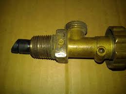 Que faire de ma bouteille de gaz vide ? Demonter Une Bouteille De Gaz Sans Rien Couper Le Blog Du Plombier