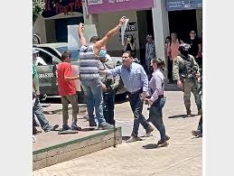 El mandatario silvano aureoles empujó e un maestro que protestaba por la inseguridad que se vive en el municipio de aguililla. Vebn10p97b11dm