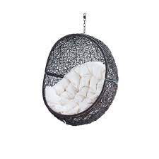 Un fauteuil oeuf suspendu au jardin. Fauteuil Suspendu De Jardin En Resine Tressee Marron Cocon Maisons Du Monde