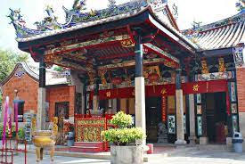 Setelah beberapa generasi papan ini disimpan di rumah klen (huay kuan) ataupun di rumah tokong. Snake Temple Wikipedia