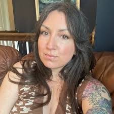 Jennifer Crisp's Instagram, Twitter & Facebook