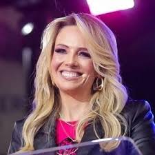 Emily Regis 🌻 (@emillyvier)