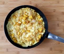Trasferite il composto in una teglia rivestita da carta forno e, se occorre, distribuite uniformemente le fette di patate. Frittata Di Patate Cipolle E Formaggio