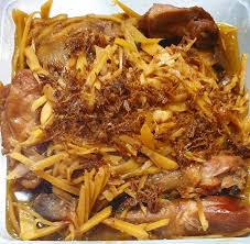 Ayam arak terkenal karena mampu mempercepat proses pemulihan setelah sakit dan melahirkan, memperlancar peredaran darah, mencegah masuk angin, dan meningkatkan daya tahan tubuh. Elisa Phin Ayam Arak Ke Ciu Madam Huang Ayam Kampung Facebook