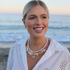 Kelly Schneider's Instagram, Twitter & Facebook