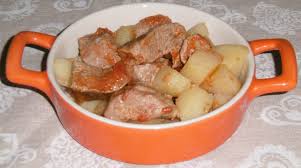 Oggi è il turno dello spezzatino di vitello e in cucina, ad affiancare la nonna nella preparazione ecco gli ingredienti: Tengofame Spezzatino Di Vitello Con Patate