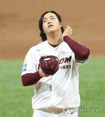 딱 맞는 '찍찍이' 모자를 쓴 조상우가 긴 머리를 휘날리며 연신 강속구를 내리꽂았다. ê¸´ë¨¸ë¦¬ ì°°ëž' ì¡°ìƒìš° ì—°í•©ë‰´ìŠ¤