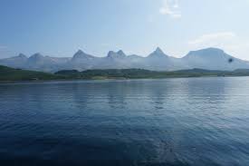 De sju systrarna är den första delen i en storslagen serie om familj, kärlek och identitet, som baseras på legenden om stjärnkonstellationen plejaderna. Hurtigruten Var Dromresa Traveldream