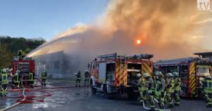 Ein feuerwehrmann wurde bei den löscharbeiten verletzt. Grossbrand Fireworld At