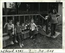 1983 Press Photo Betty and her children who had Benzene in blood 2 years  ago