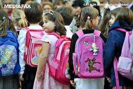 Ministrul sanatatii, nelu tătaru, a anuntat ca in acest moment nu se discuta despre amanarea inceperii scolii si ca o vacantele sunt programate astfel: Structura Anului Scolar 2020 2021 Cand Incepe Scoala Si Cand Sunt VacanÅ£ele