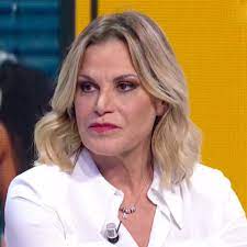 Simona ventura leaves the boutique after over an hour, resumes photographers waiting for her with her smartphone, then after the greetings climbs into the car and is taken home. Isola Dei Famosi 2020 Simona Ventura Conduttrice No Lavoro In Rai Lanostratv