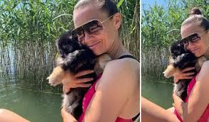 May 25, 2021 · mimo że kinga rusin od blisko roku pomieszkuje gdzieś na oceanie indyjskim, szybko okazało się, że nawet w słonecznym raju spotykają celebrytkę problemy podobne do tych znad wisły. Kinga Rusin Tym Zdjeciem Podzielila Swoich Fanow Zeberka