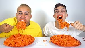 Contoh penggunaan orang makan orang dalam sebuah kalimat dan terjemahannya. 5 Fakta Di Balik Orang Yang Suka Makan Pedas Grab Id