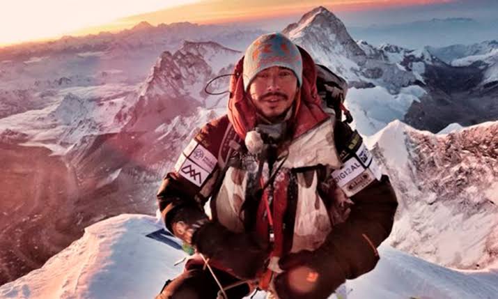 Climber who captured viral image of Mount Everest traffic is on a quest to  conquer the world's 14 highest peaks in record-breaking time · Global Voices
