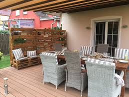 Balkonmobel Dekorativer Mobiler Windschutz Aus Europaletten In 2020 Outdoor Furniture Sets Decor Outdoor Furniture