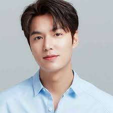 Lee started to act in his second year of high school, and by his senior year, had joined starhaus entertainment. Lee Min Ho Girlfriend Net Worth Wife Relationship Height Age Bio Lee Min Ho Girlfriend Lee Min Ho Lee Min Ho Family