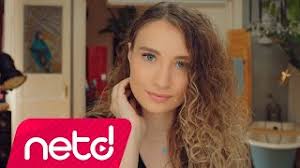 İzmir doğumlu olan irmak atuk, 2002 yılında yapılan best model of turkey (türkiye'nin en iyi modeli) yarışmasında birinci olmuş; Irmak Arici Mevzum Derin Youtube