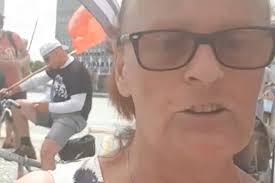 Kdo je Mimi Zajc, ki se je drla, da je Janez Janša "žvau nagravžna" -