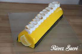 Buche Citron Avec Un Insert Fraise Rose Revez Sucre Buche Citron Mousse Citron Buche De Noel