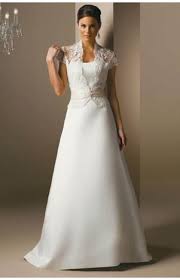 Ob kirchliche hochzeit oder nur standesamtliche heirat, die zukünftige möchte an dem tag der trauung neben ihrem liebsten einfach nur toll aussehen. Schlichtes Brautkleid Fur Standesamt Brautkleid Schlicht Hochzeitskleid Hochzeitskleid Jacke