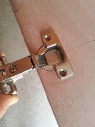 Realisez Une Porte De Placard Toute Simple Reussir Ses Travaux Charniere Invisible Porte Placard Charnieres