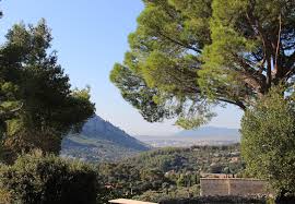 Hi/low, realfeel®, precip, radar, & everything you need to be ready for the day, commute, and weekend! Balade Au Revest Les Eaux Office De Tourisme Provence Mediterranee Vos Vacances Commencent Ici