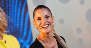 La modelo gala caldirola confirmó que su relación con el futbolista nacional mauricio isla ha gracias por la comprensión y la empatía, finalizó la modelo. Gala Y Huaso Isla Tiene Una Forma De Ver La Vida Muy Diferente A La Mia