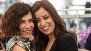 بدايتها كانت عندما قدمها أحد أصدقائها للمخرجة إيناس بكر للعمل في مسلسل حنين وحنان مع الفنان عمر الشريف ومجموعة من. Ø¨Ø§Ù„ÙÙŠØ¯ÙŠÙˆ Ù„Ø¨Ù†Ù‰ Ø£Ø²Ø¨Ø§Ù„ ØªÙƒØ´Ù Ù…Ù„Ø§Ø¨Ø³Ø§Øª Ù‚ Ø¨Ù„ØªÙ‡Ø§ Ù…Ø¹ Ù†Ø³Ø±ÙŠÙ† Ø§Ù„Ø±Ø§Ø¶ÙŠ Www Le360 Ma