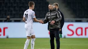 Nun gibt gladbach auskunft über die schwere der verletzung. Gladbach Star Ginter Verteidigt Hohe Trainer Ablosesummen Stellenwert Schlagt Sich Nun Nieder Eurosport