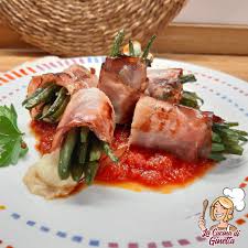 200 g di formaggio caprino. Involtini Di Speck Fagiolini Scamorza Su Salsa Di Pomodoro