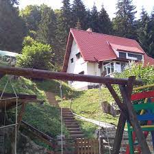 Vila monica este formata din patru camere cu baie proprie si doua apartamente (doua camere cu paturi duble cu baie comuna). Casa Monica Pensiune In Paraul Rece