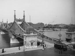 It is the third southernmost public road bridge in budap. Szabadsag Hid Funiq