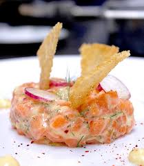 Tartare De Saumon Mayonnaise Au Yuzu Et Petits Croutons Recette Tartare De Saumon Recettes Crues Recettes De Cuisine