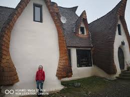 De municipiul fagaras, foarte accesibila din punct de vedere al drumului. School Camps Ioanid
